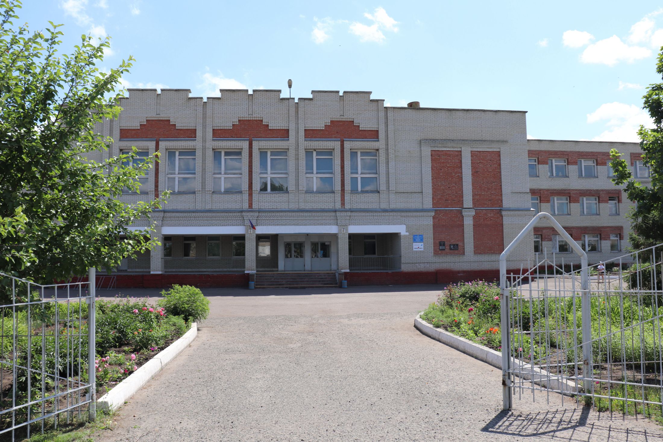 Здание средней школы р.п.Пинеровка